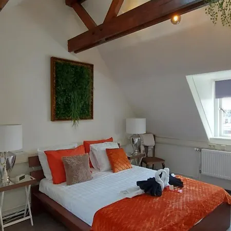 The Rooftop Retreat - By The M House Bed & Breakfast