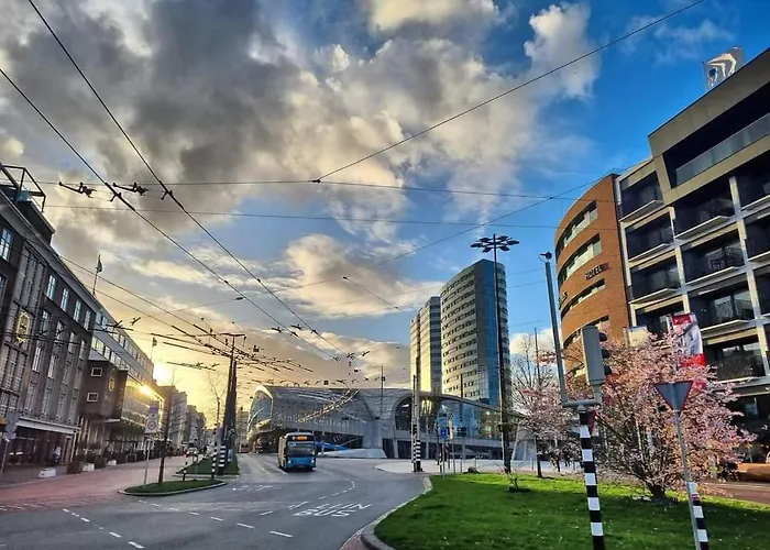 לינה וארוחת בוקר The Rooftop Retreat - By The M House
